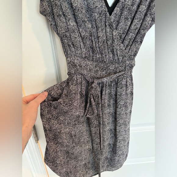 Daniel Rainn sleeveless v neck dress with tie waist - Picture 4 of 5